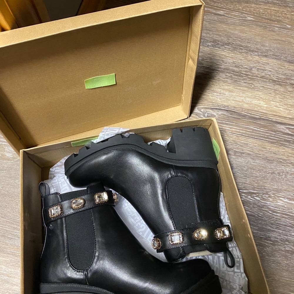Steve Madden amulet black boots